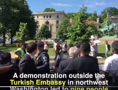 Ουάσιγκτον: Σωματοφύλακες του Ρ.Τ.Ερντογάν κυνηγούν και δέρνουν Κούρδους διαδηλωτές (βίντεο)